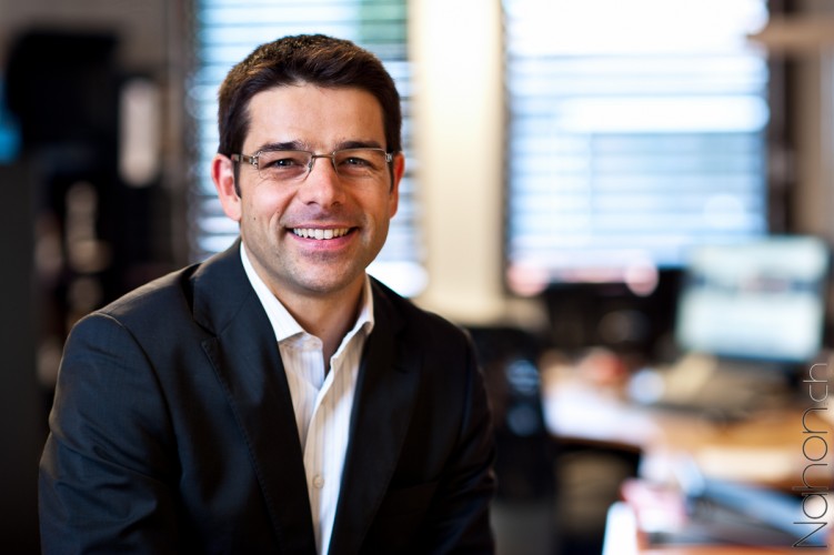 Portrait d'un homme dans un bureau
