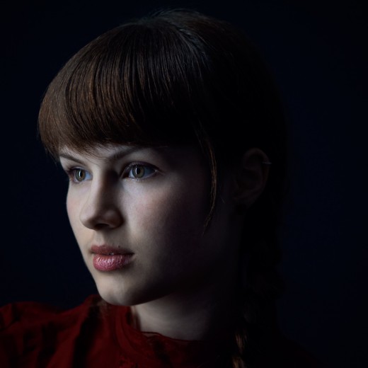Portrait_jeune-femme_3quart_sombre