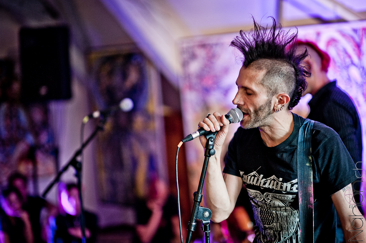 Photo du chanteur des PY lors de son concert avec son side-project