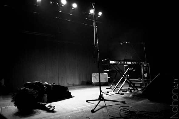 Photographie d'un chanteur Japonais couché sur la scène lors de Japan Impact 2012 à Lausanne