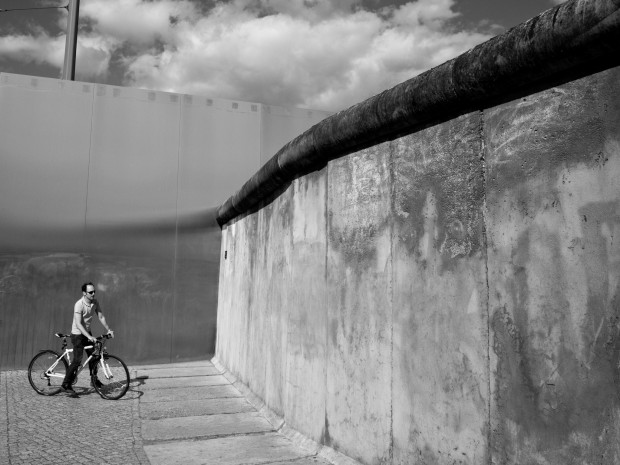 Cycliste bloqué par le mur de Berlin