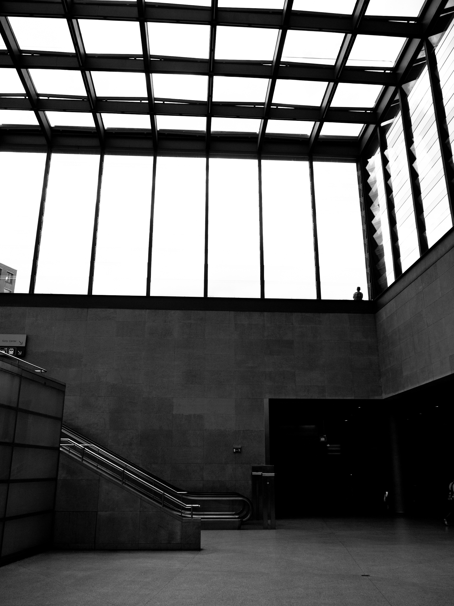 Portrait lointain dans une gare