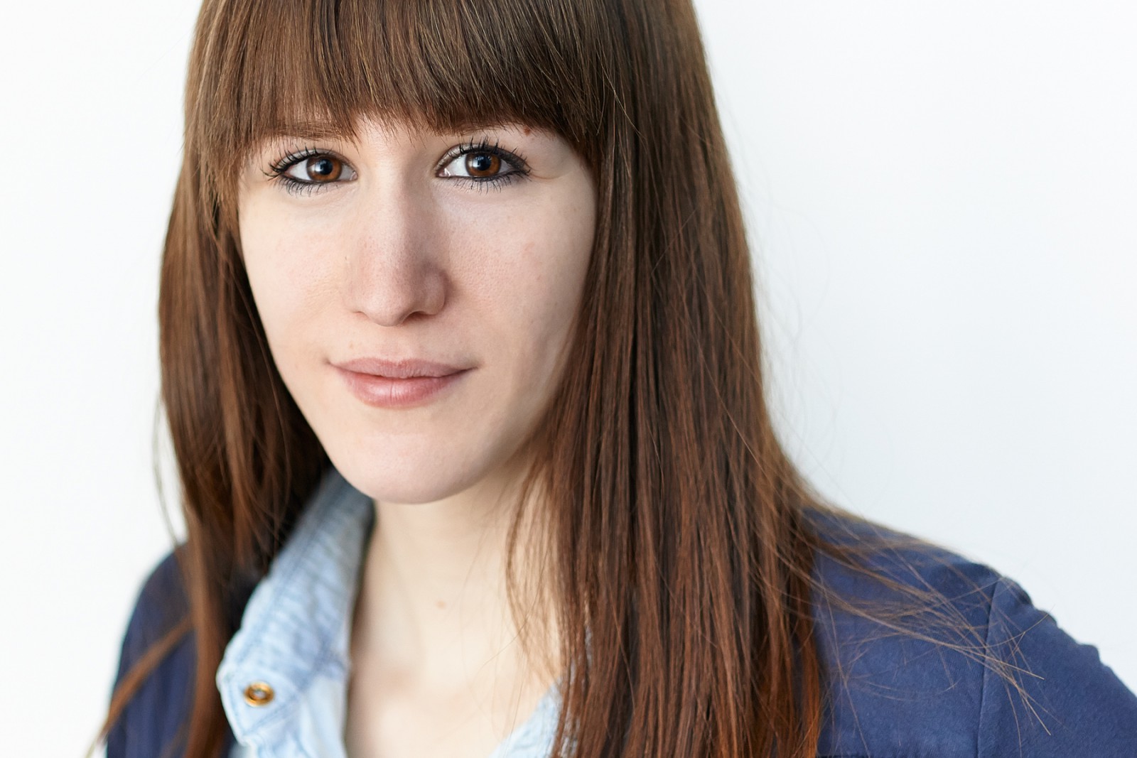 Portrait simple d'une jeune femme sur fond blanc