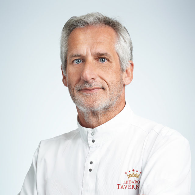 Portrait d'un chef cuisinier sur fond blanc