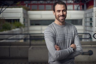 Photographie d'un homme en tenue décontractée sur le campus de l'EPFL