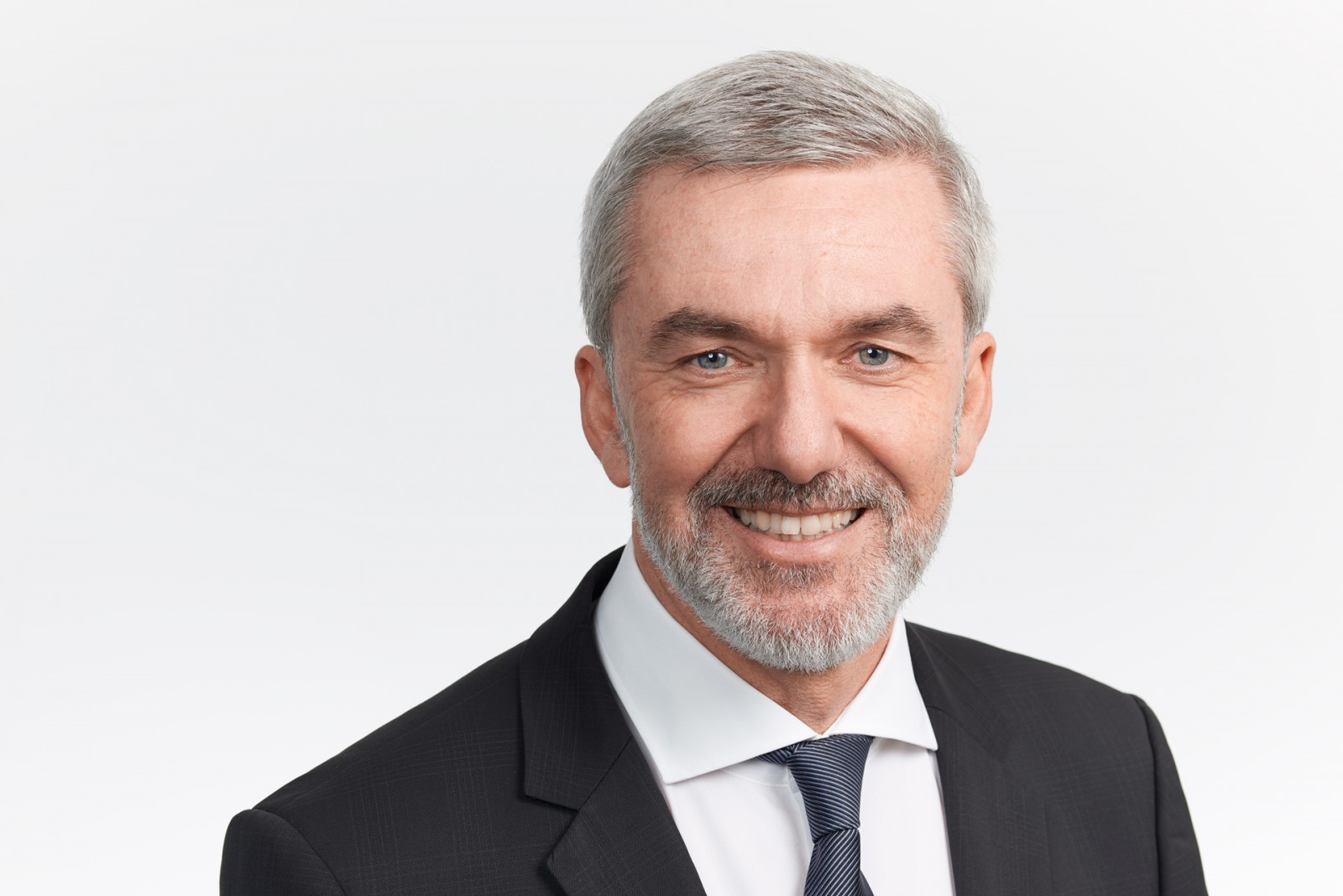 portrait de directeur sur fond blanc