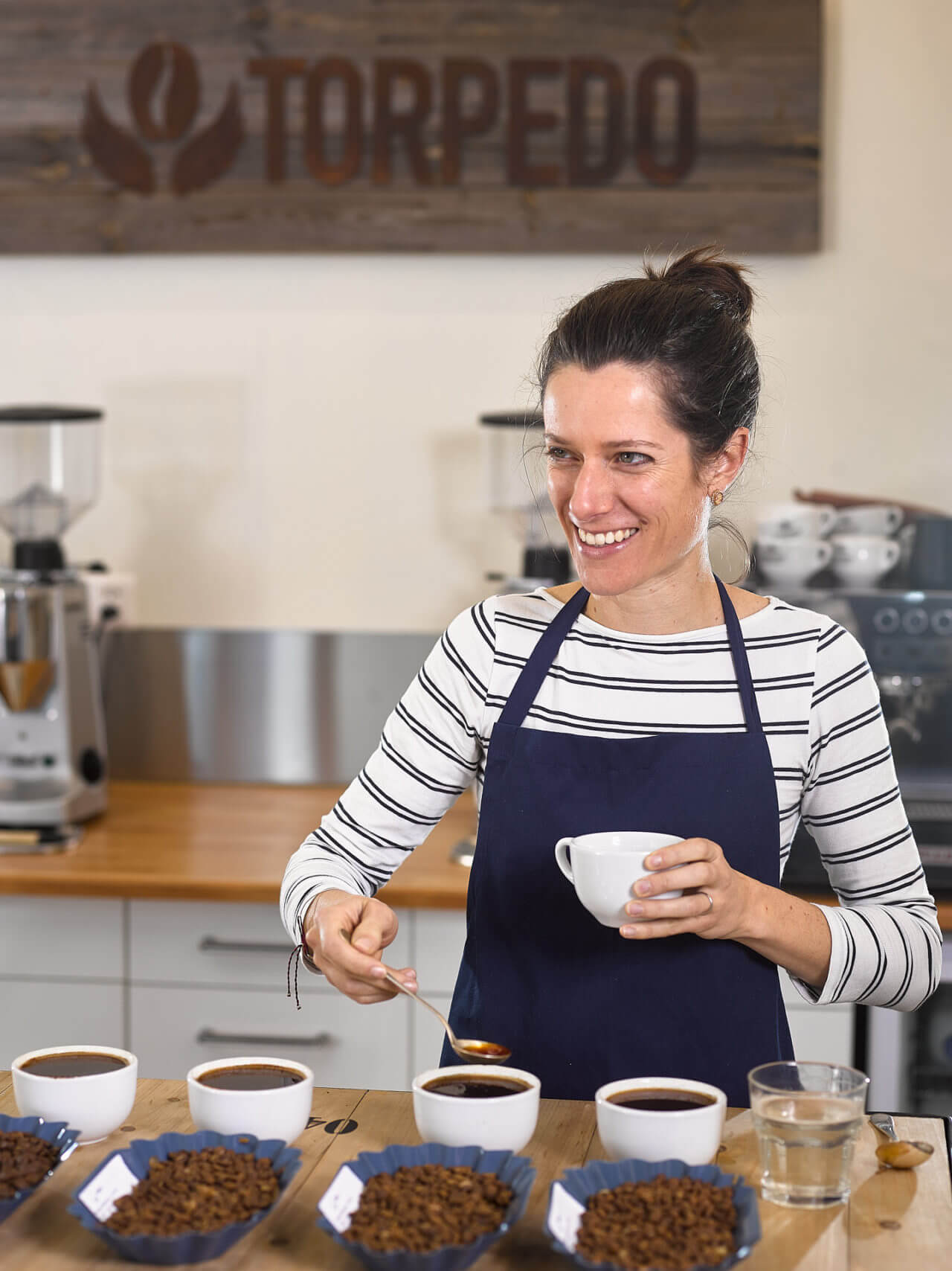 Portrait d'une cheffe d'entreprise dans le café