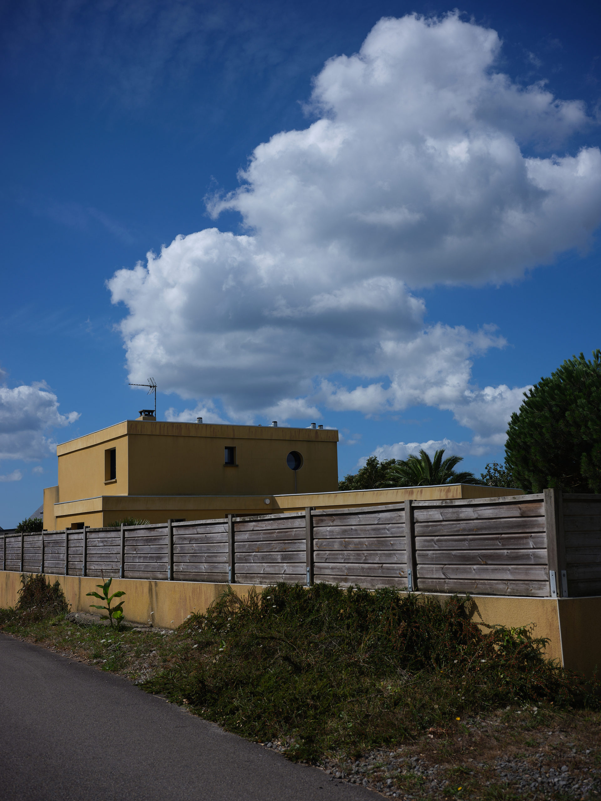 Fuji 80mm f/1.7: Photo ennuyeuse d'une maison en Bretagne