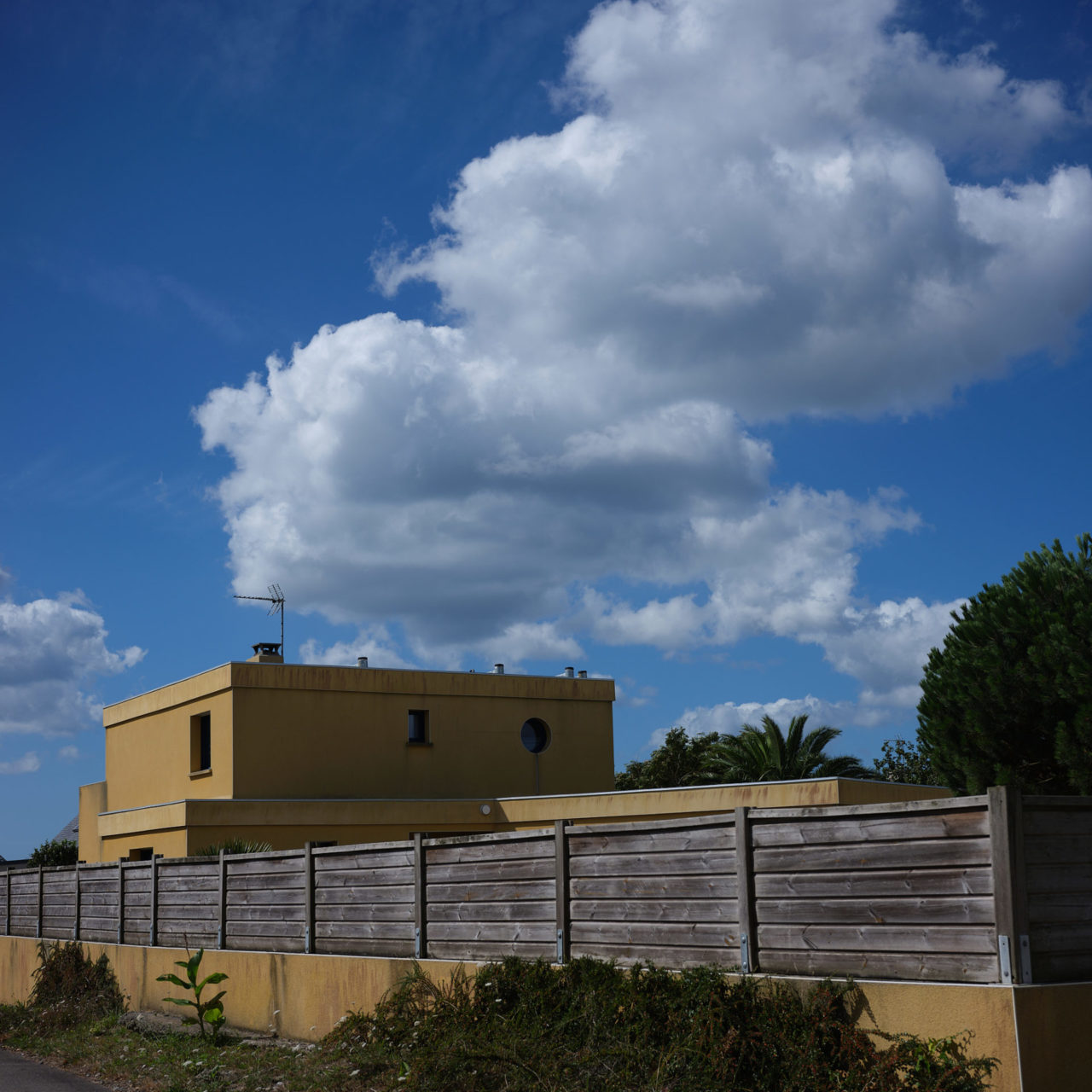 Fuji 80mm f/1.7: Boring photo of a house