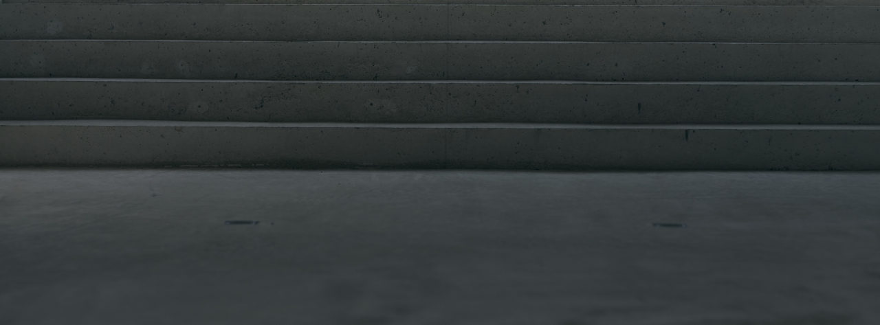 Détails des escaliers du musée de l'Elysée. Style cinématique avec des couleurs froides et motifs géométriques.